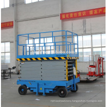 Movable traction scissor type hydraulic lift table